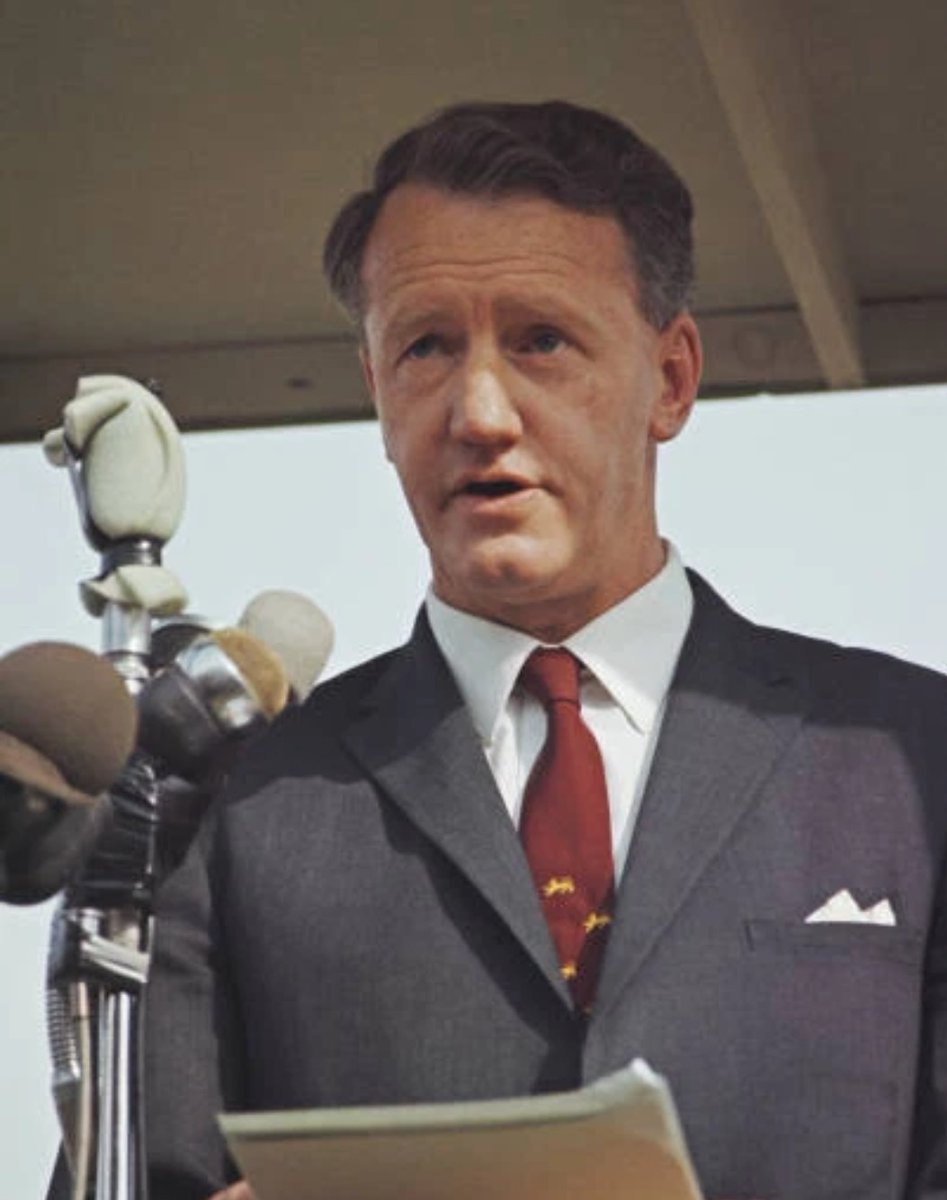 CaptainThomasS2's tweet photo. @paultungwarara Smith was the best leader.  Light , heavy industries. Infrastructure, railway system,airline , hospitals to clean tap water.

CBD yese ine ma vendors selling trinkets 24/7 dollar for 2.  Ma boreholes azara mudhorobha.

 🇿🇼 is longer recognisable under ED .

Mumu (foooooool) https://t.co/74F4nHjKKZ