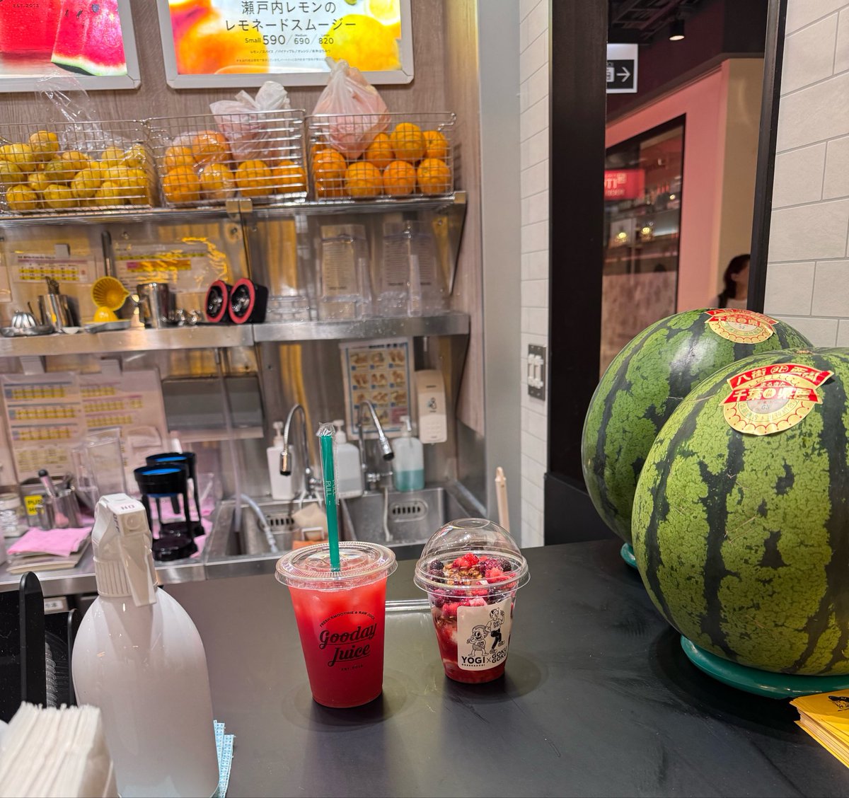 ctmr51's tweet photo. 薔薇と木苺のクレープ
テキトーに入った店で冷やし中華、当たり❗️
ジューススタンドでヨーグルトパフェとスイカジュース
フジヤに焼きたてカントリーマアム買いに行ったら売り切れてたけどバター餅買った、めっちゃ美味くてやばい👁️ https://t.co/ArAu7FuoIv
