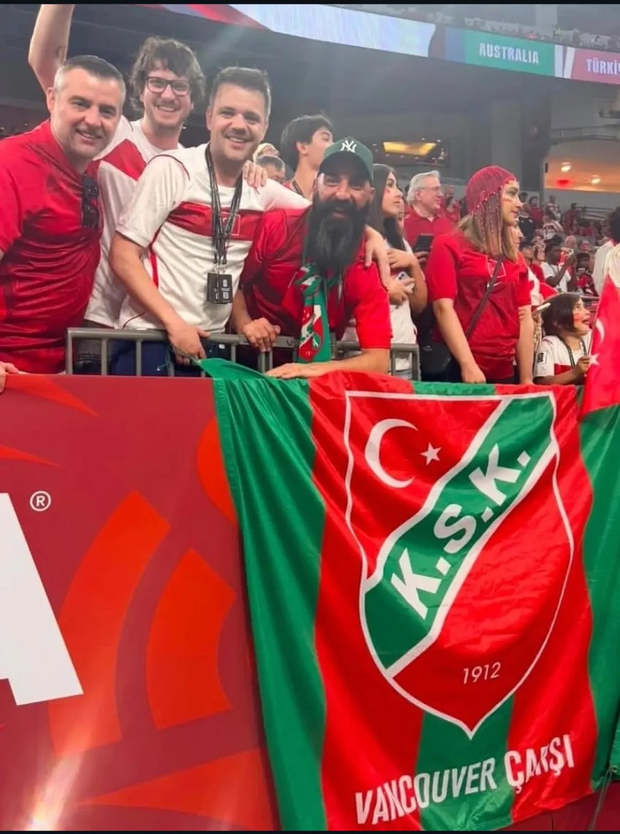 karsiyakaneferi's tweet photo. Yalnız kalma diye gittiğin her yerde 🇹🇷 https://t.co/KfFTTx5t1C