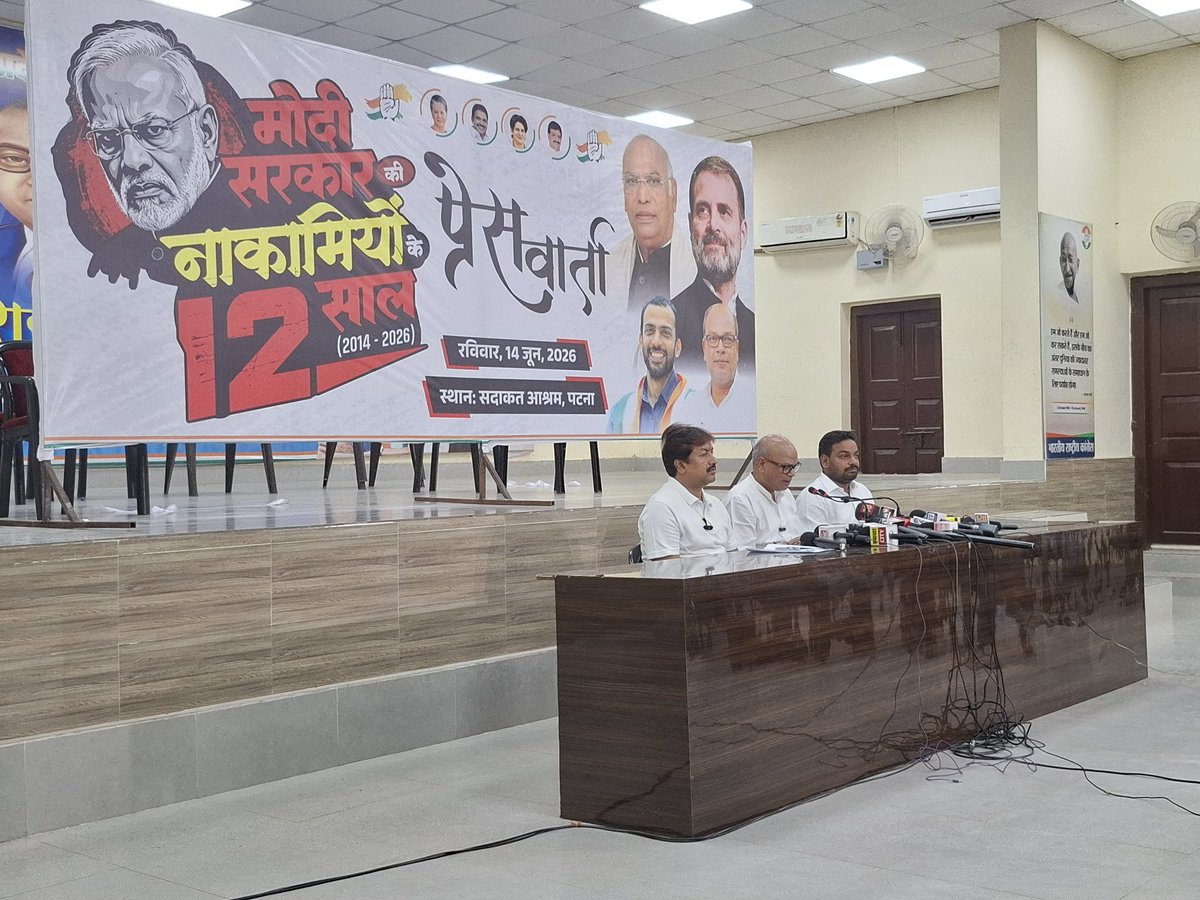 PYINCB's tweet photo. यदि आप 2014–2026 के दौरान केंद्र की मोदी सरकार की आलोचना के दृष्टिकोण से "नाकामियों के 12 साल" विषय पर बात करना चाहते हैं,कांग्रेस समेत विपक्षी दलों द्वारा उठाए जाने वाले प्रमुख मुद्दे इस प्रकार हैं:

मोदी सरकार की नाकामियों के 12 साल (2014–2026) – विपक्ष के प्रमुख आरोप

बेरोजगारी

हर साल 2 करोड़ नौकरियों के वादे पर सवाल।

युवाओं में बढ़ती बेरोजगारी और भर्ती परीक्षाओं में देरी।

महंगाई

पेट्रोल, डीजल, रसोई गैस और खाद्य पदार्थों की कीमतों में वृद्धि।

आम लोगों की क्रय शक्ति पर असर।

कृषि संकट

किसानों की आय दोगुनी करने के वादे पर सवाल।

न्यूनतम समर्थन मूल्य (MSP) को कानूनी गारंटी न मिलना।

नोटबंदी

नकदी संकट और छोटे कारोबारों पर प्रभाव।

काले धन और नकली नोटों पर अपेक्षित परिणाम न मिलने के आरोप।

जीएसटी की जटिलता

छोटे व्यापारियों पर अनुपालन का बोझ।

शुरुआती वर्षों में व्यापारिक कठिनाइयाँ।

पेपर लीक और भर्ती घोटाले

विभिन्न प्रतियोगी परीक्षाओं में पेपर लीक की घटनाएँ।

युवाओं में असंतोष।

मणिपुर हिंसा

कानून-व्यवस्था और सामाजिक सौहार्द बनाए रखने में विफलता के आरोप।

चीन सीमा विवाद

में तनाव और सीमा सुरक्षा को लेकर विपक्ष के सवाल।

संस्थाओं की स्वायत्तता

विपक्ष का आरोप कि केंद्रीय एजेंसियों का राजनीतिक उपयोग हुआ।

सामाजिक ध्रुवीकरण

धार्मिक और सामाजिक तनाव बढ़ने के आरोप।

आर्थिक असमानता

अमीर-गरीब के बीच बढ़ती खाई को लेकर आलोचना।

संघीय ढांचे पर सवाल

राज्यों के अधिकारों और वित्तीय हिस्सेदारी को लेकर कई राज्य सरकारों की शिकायतें।
