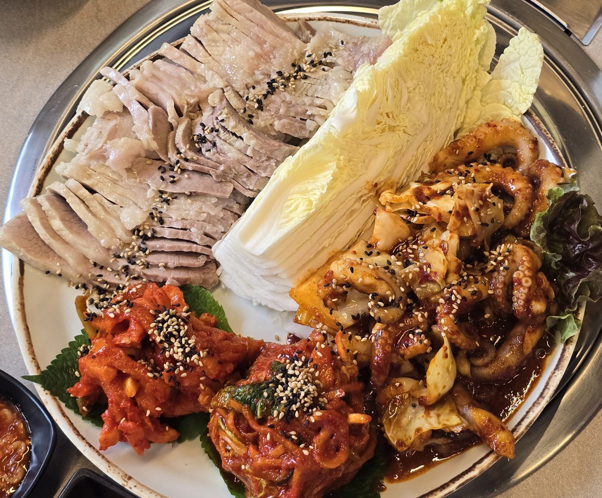 HopeLcy's tweet photo. #여니왔어요

채연아~ 잘 먹고 잘 마실게~ ㅋㅋㅋㅋㅋ
일단 막걸리 먼저~ ㅎㅎ
(우리 조개탕&amp;칼국수, 바삭해물튀전, 쭈꾸미볶음&amp;가브리보쌈 등 시켰어! 🤤)

채연이도 친구분이랑 맛저해!!🤍 https://t.co/iAOdC9gUJH