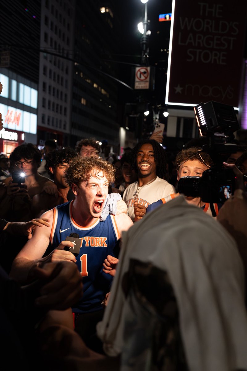 JFong30's tweet photo. Knicks are NBA champs🤯🤯🤯 https://t.co/iCyIndWPQD