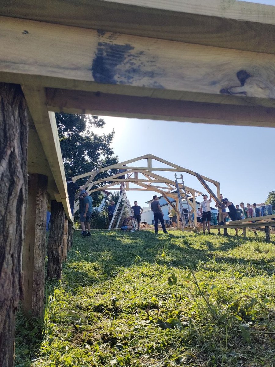 EkhiErremundegi's tweet photo. Goizean goiz hasi dituzte lanak Kanboko Marieneko lurretan. Mobilizazio eguna deitua dute gaurko, 'Kasu! Ardiak kexu!' lelopean. 
Lurjabeek udaberrian kanporatu zuten orain arte alokairuan zegoen laboraria. Lur horiek laborantzarako izaten segitzea da militanteen helburua @berria https://t.co/qV9EoyprpO