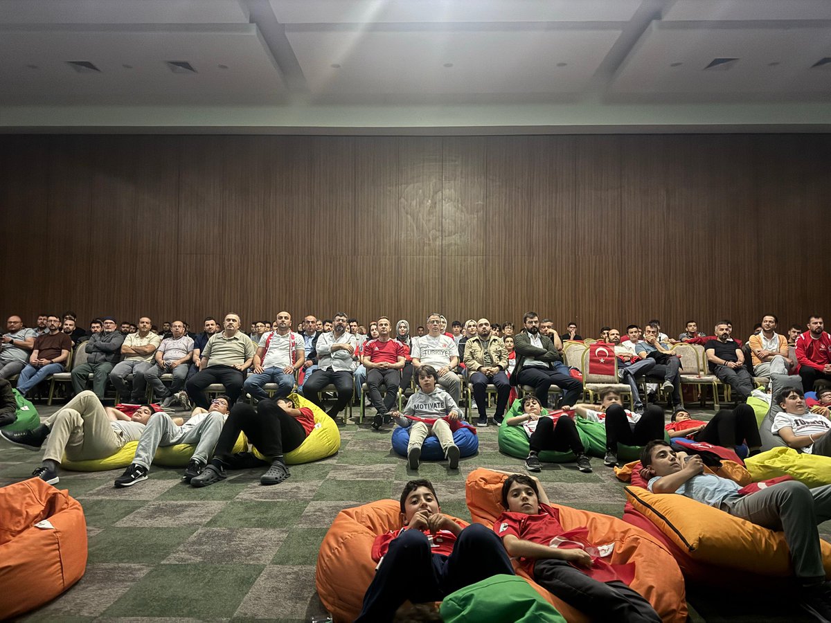 GSB_Konya's tweet photo. 🇹🇷 Ay-Yıldız heyecanını hep birlikte yaşadık!

İl Müdürümüz Muzaffer Çintimar, sporcularımız ve gençlerimizle birlikte A Millî Futbol Takımımızın Avustralya ile oynadığı Dünya Kupası mücadelesini büyük bir heyecanla takip etti.

Kalbimiz her zaman Millilerimizle! ❤️🤍 https://t.co/MdweaVaoKN