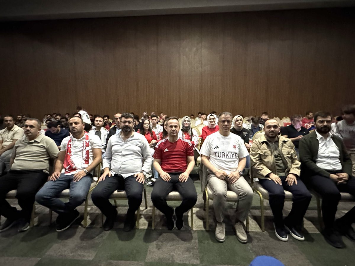 GSB_Konya's tweet photo. 🇹🇷 Ay-Yıldız heyecanını hep birlikte yaşadık!

İl Müdürümüz Muzaffer Çintimar, sporcularımız ve gençlerimizle birlikte A Millî Futbol Takımımızın Avustralya ile oynadığı Dünya Kupası mücadelesini büyük bir heyecanla takip etti.

Kalbimiz her zaman Millilerimizle! ❤️🤍 https://t.co/MdweaVaoKN