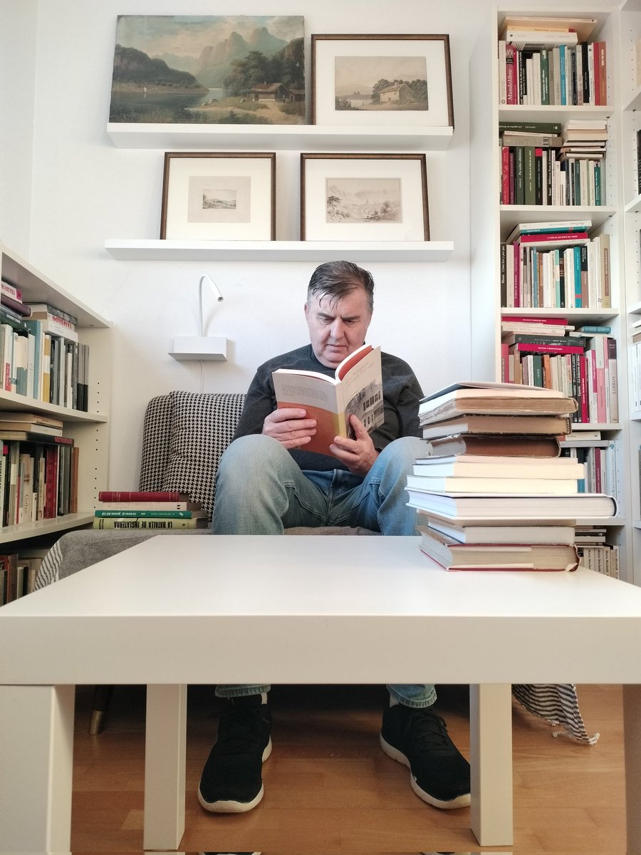 Newcastleedic's tweet photo. Hoy acaba la Feria del libro pero no vayáis porque no quedan libros. Los hemos comprado todos la michi y yo.
Es broma... En la caseta 428 quedan muchos de Newcastle porque se han vendido menos que el último disco de Manu Tenorio.
😂😹 https://t.co/9i7ZYmWwH5