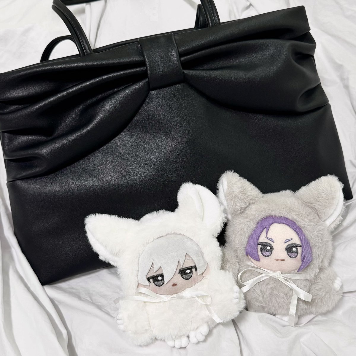 cpuppyc's tweet photo. What's in my bag ⚪️⚫️ https://t.co/WEEuU9IhoH