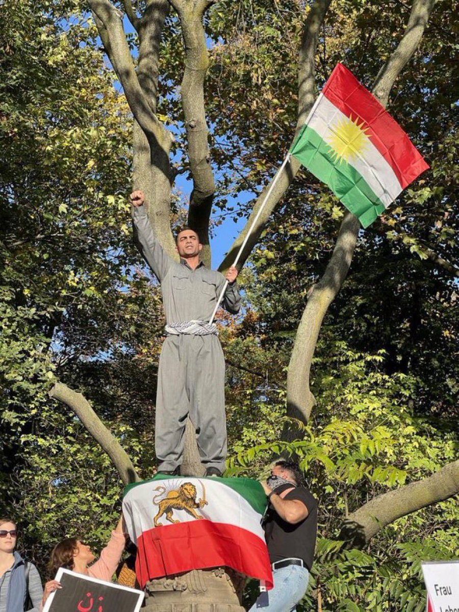 alinaghi2018's tweet photo. فراموش نکنید در سال‌های اخیر یکی‌ از مهمترین بازو‌های سرکوب جمهوری اسلامی، احزاب مارکسیستی که به اشتباه احزاب <<کوورد>> خوانده می‌‌شوند بود. از تبلیغات مجازی علیه تظاهر کنندگان، آتش زدن پرچم شیر و خورشید، لابی برای حفظ جمهوری اسلامی، تبلیغات گسترده در رسانه‌ها برای فاشیستی خواندن تظاهرات ایرانیان، پرونده سازی برای زندانیان تا دزدی اسلحه و استارلینک. روزی که قدرت دست مردم بیفتد، ملت انتقام سختی خواهند گرفت