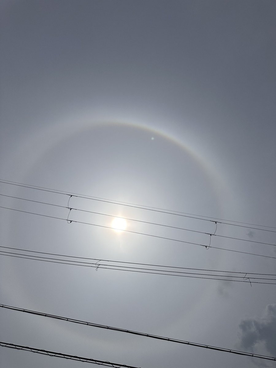 myk_a44's tweet photo. 今日NiziUのオーラスやなぁと
思ってベビーシッター行ってたんやけど
子どもが空見て「虹！！」って言うから見たら
虹ができてて、なんか嬉しかった🌈

NiziUちゃん頑張ってね！！

#Niziu https://t.co/uuDUUFy2YM