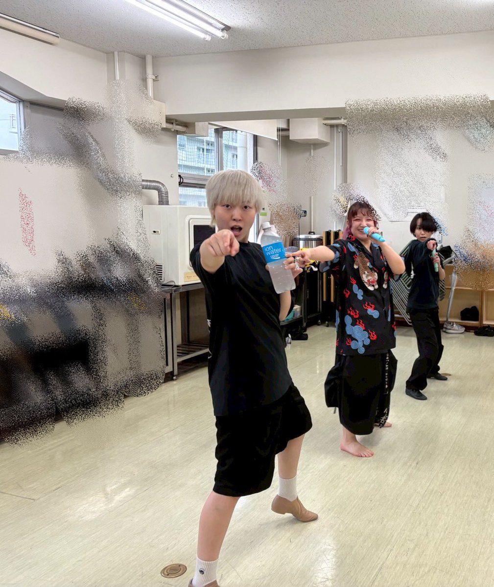 bremenlabo's tweet photo. 【稽古場レポ】
最終稽古は、本番を想定した2回通しでした！
着替えやメイクのシュミレーションもして、より本番に近い形での通しでした！今回は全員が体力を使う演目で、役者陣にも疲れが見え始めていました。ゆっくり休んで、ここからは各々のコンディションを調整する時間になりそうです。 https://t.co/EnOWcSmzRo