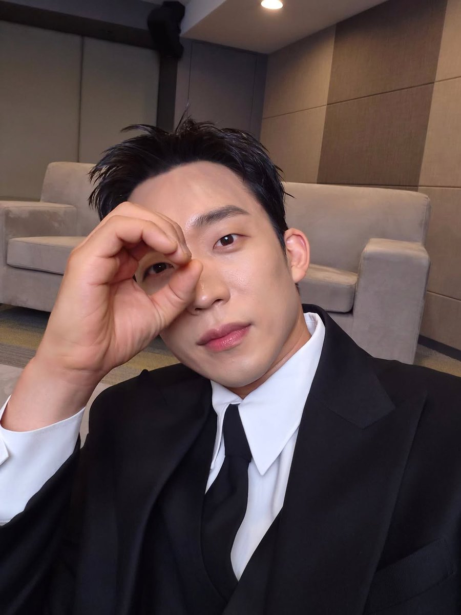 sangyiverse's tweet photo. 🖤🤍 https://t.co/jbEropsem8