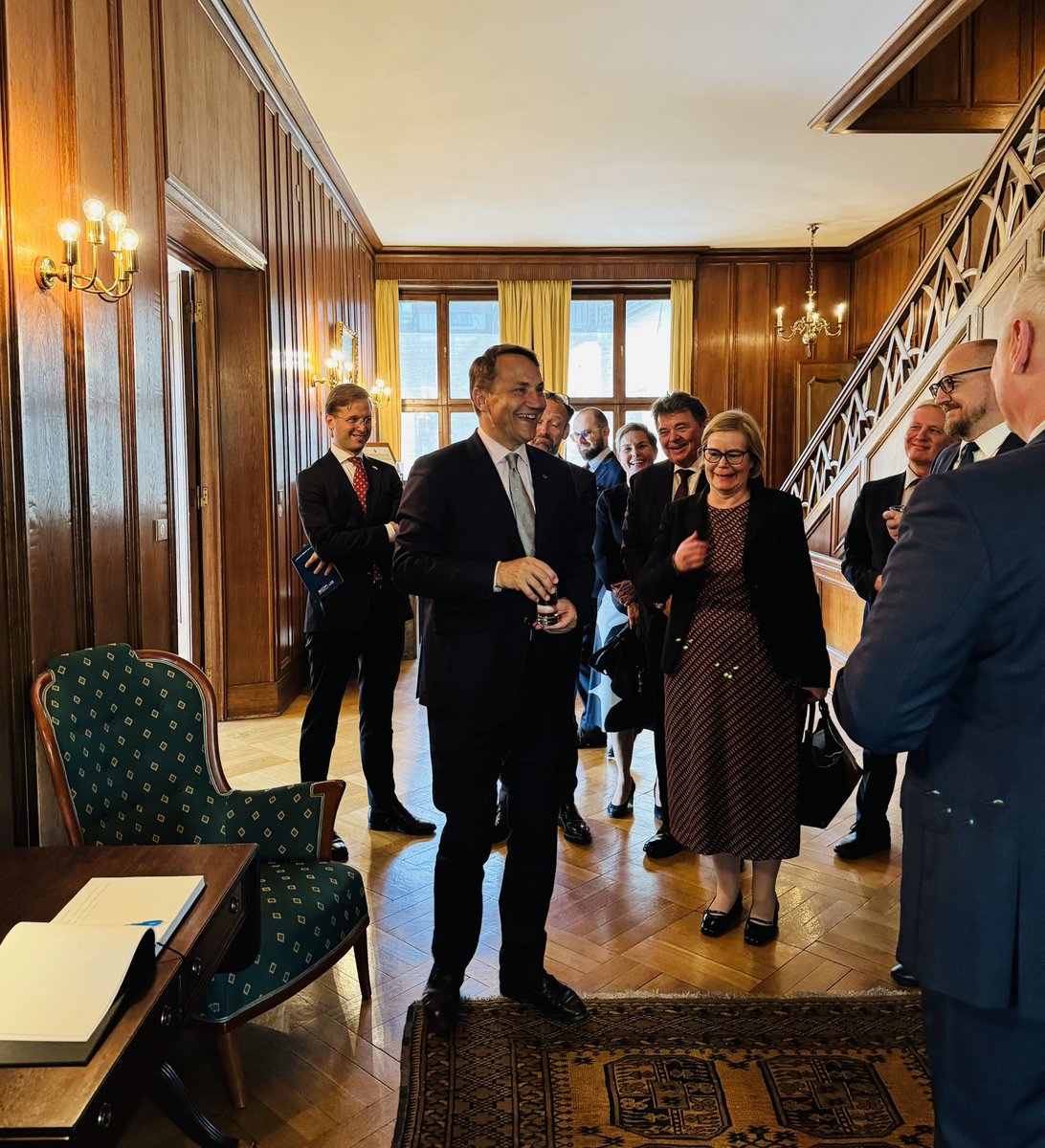 AmbSzweWarszawa's tweet photo. Ubiegły intensywny tydzień zakończyliśmy tradycyjnym spotkaniem ambasadorów krajów nordyckich i nadbałtyckich z @sikorskiradek. Gospodynią była ambasador @martinaquick. Dziękujemy za świetne rozmowy! https://t.co/lcTlWbWOhk