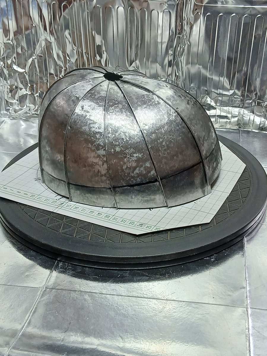 kadoya_kouji's tweet photo. 【　十二枚張阿古陀形割錣兜の製作　】

鉢の深さはこれくらいかな…
前の方はもう少しボテッとさせた方が良かったな

#甲冑製作 #法隆寺 https://t.co/zxWRKYBKwL