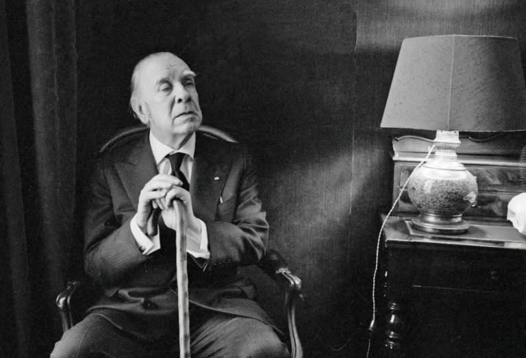 adelphiedizioni's tweet photo. «Essere immortale è cosa da poco: tranne l'uomo, tutte le creature lo sono, giacché ignorano la morte; la cosa divina, terribile, incomprensibile, è sapersi immortali». 

Quarant'anni dalla morte di Jorges Luis Borges, il 14 giugno 1986. https://t.co/ISXGYVmpqR