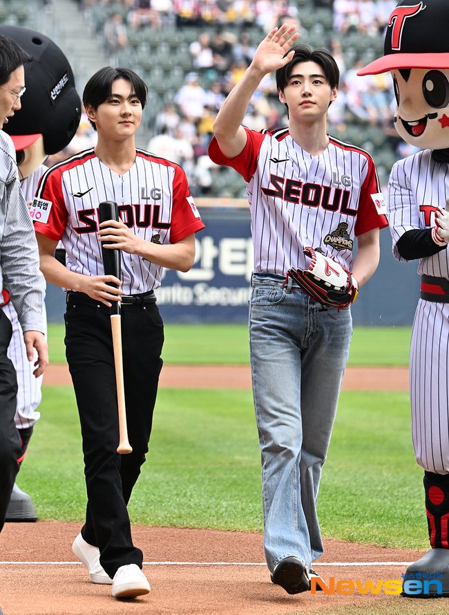 byeol_ice's tweet photo. 260614 LG트윈스 시구 기사사진

#성훈 #SUNGHOON (7) https://t.co/cjHbsvURcE