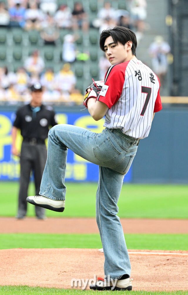AsiaEnhypen's tweet photo. [SUNGHOON &amp; JUNGWON x LG TWINS]

#SUNGHOON | Ceremonial First Pitch and At-Bat ⚾️

SUNGWON DASH A PITCH
#LGTwinsxJUNGWON #LGTwinsxSUNGHOON  #JUNGWON #SUNGHOON #ENHYPEN
@ENHYPEN_members @ENHYPEN https://t.co/VdNCgDs96R