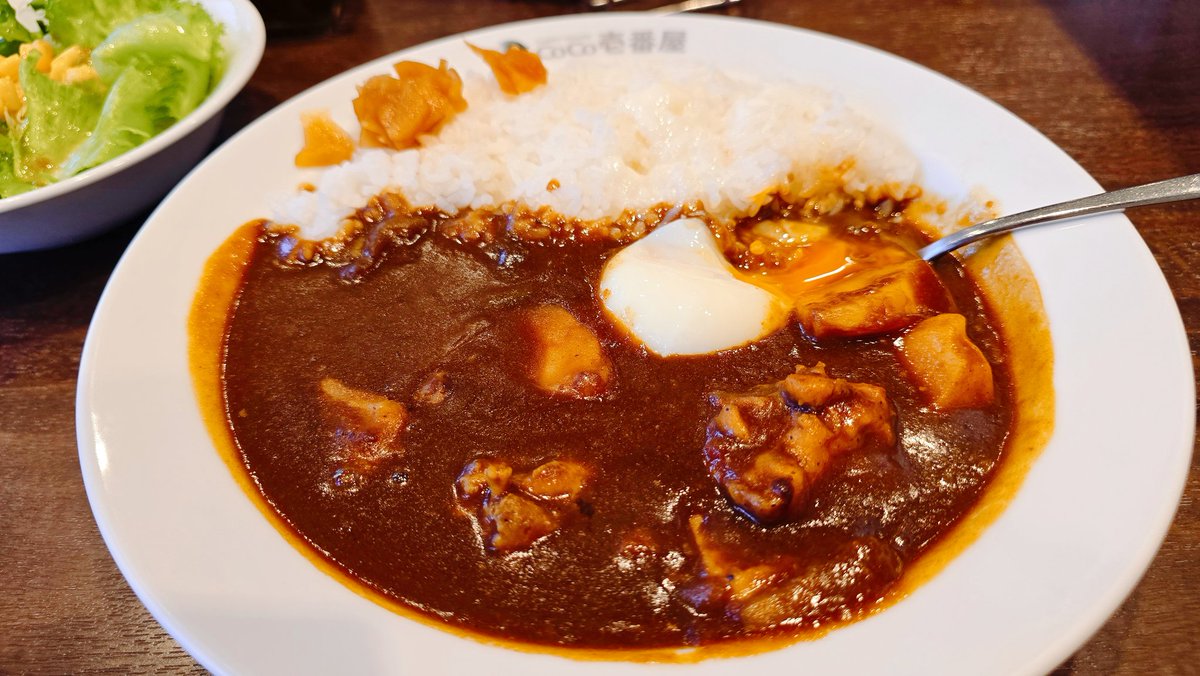 88rode's tweet photo. 焙煎スパイスのチキンカレー(期間限定)温玉トッピングソース増し。
そんなに辛くないので、＋１辛くしてもよかったかなー https://t.co/Jf3EnAnhX3
