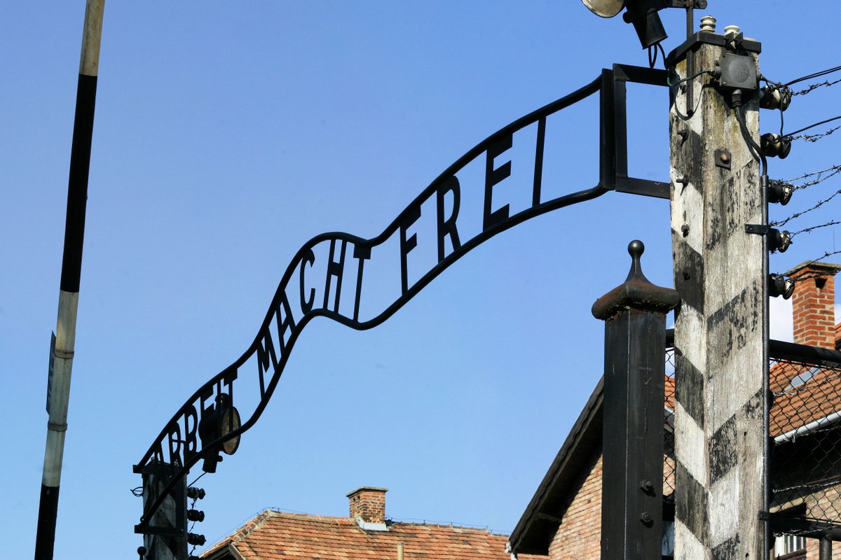 IStolpersteine's tweet photo. #OTD en 1940, las autoridades nazis encierran a 30 presos comunes alemanes en un antiguo cuartel del ejército polaco, en las afueras de la ciudad de Oświęcim.

Se abría así un lugar que, con el paso de los meses, se transformaría en el paradigma del horror:

AUSCHWITZ https://t.co/zyOcTRmnod