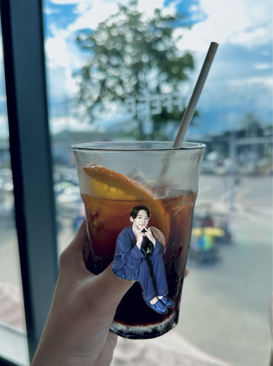 enjieLou's tweet photo. Black cold brew because that's how Jongdae raised me ✌🏼☺️✌🏼
🍊+☕️
#CoffeeTableWithCHEN #첸 #SDJD 🔜💛🩷 https://t.co/2cX6RUGM1a