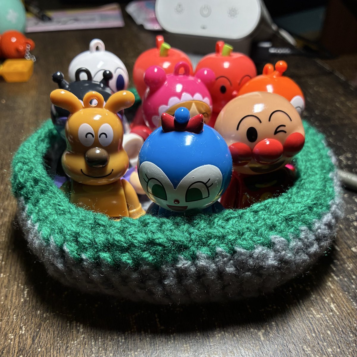 maoupega's tweet photo. 編み物3作目ができました。
小物入れのつもりが、歪な形になりました。
ポムポムプリン系の帽子に見えなくもない。 https://t.co/Aqblq4PDhr