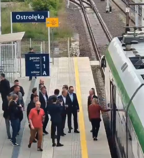 AdamKAS7's tweet photo. Rudzielec przyjechał limuzyną z 30toma ochroniarzami i swoimi dziennikarzami, wsiadł do pociągu, w pociągu ogłosił (nie swój) sukces, przejechał 1 stację, wysiadł z pociągu, wsiadł do limuzyny i pojechał w p*zdu. https://t.co/SH8bpoREZ9
