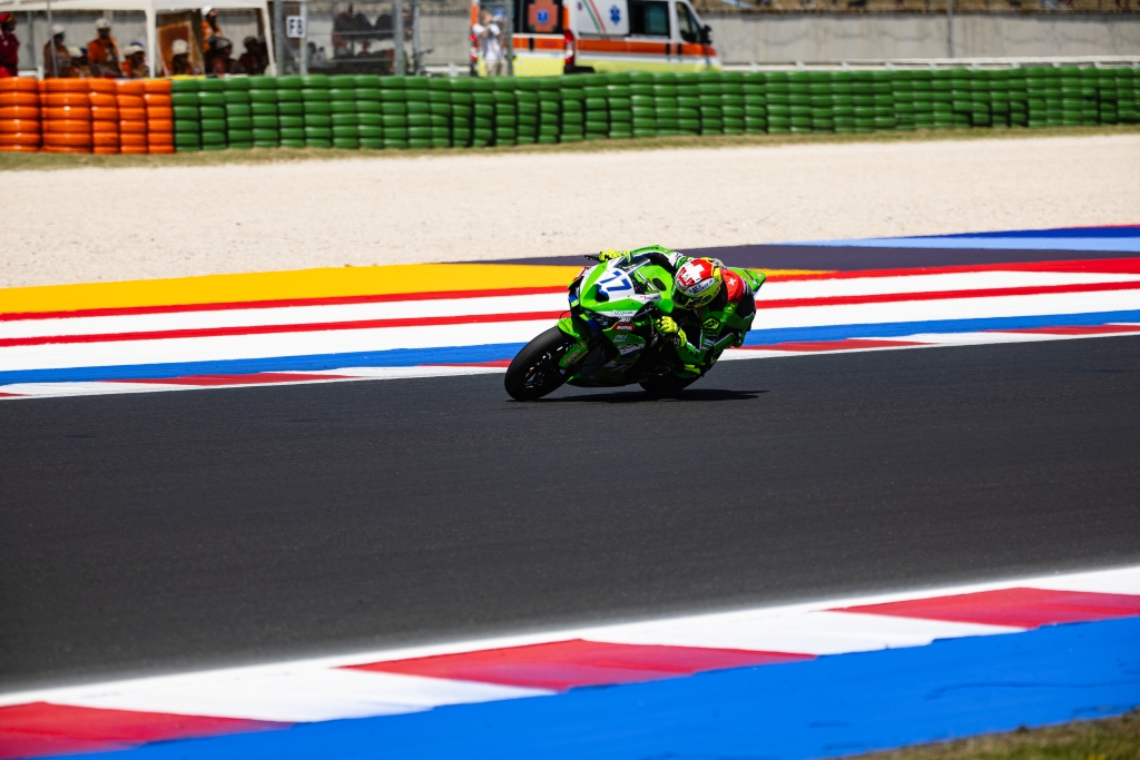 DomiAegerter77's tweet photo. #EmiliaRomagnaWorldSBK #WSSP Race2️⃣ 🏁
🅿️1️⃣3️⃣ +11.369
#DA77 with @PuccettiRacing leaves colourful @circuitomisano with more points
@WorldSBK #WorldSSP continues in 4 four weeks at @DoningtonParkUK
#Kawasaki #ZX6R636
#ARAI
#IXS
#FiveGloves
#DaytonaBoots https://t.co/KUZcM2NyL8