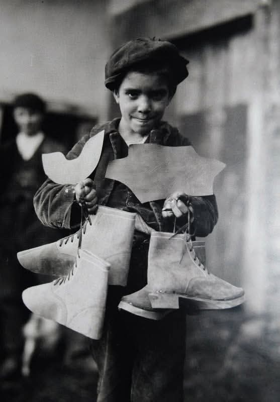 lagrimaslibro's tweet photo. Un nene, en Lalín (Pontevedra, Galicia), sostiene piezas de “zocos”.
Años 20 del siglo XX.

Foto de Ruth Matilda Anderson https://t.co/CuOMzCXJdP