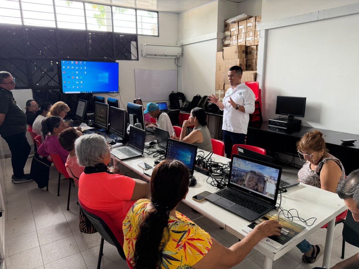GobMeta's tweet photo. 👵🏻👴🏻¡La tecnología no tiene edad!

Formamos a adultos mayores de Villavicencio en inteligencia artificial y herramientas TIC, brindándoles habilidades para desenvolverse con mayor confianza en el mundo digital. Seguimos cerrando brechas y construyendo un Meta más incluyente. 💻✅ https://t.co/tjZ342Da9k