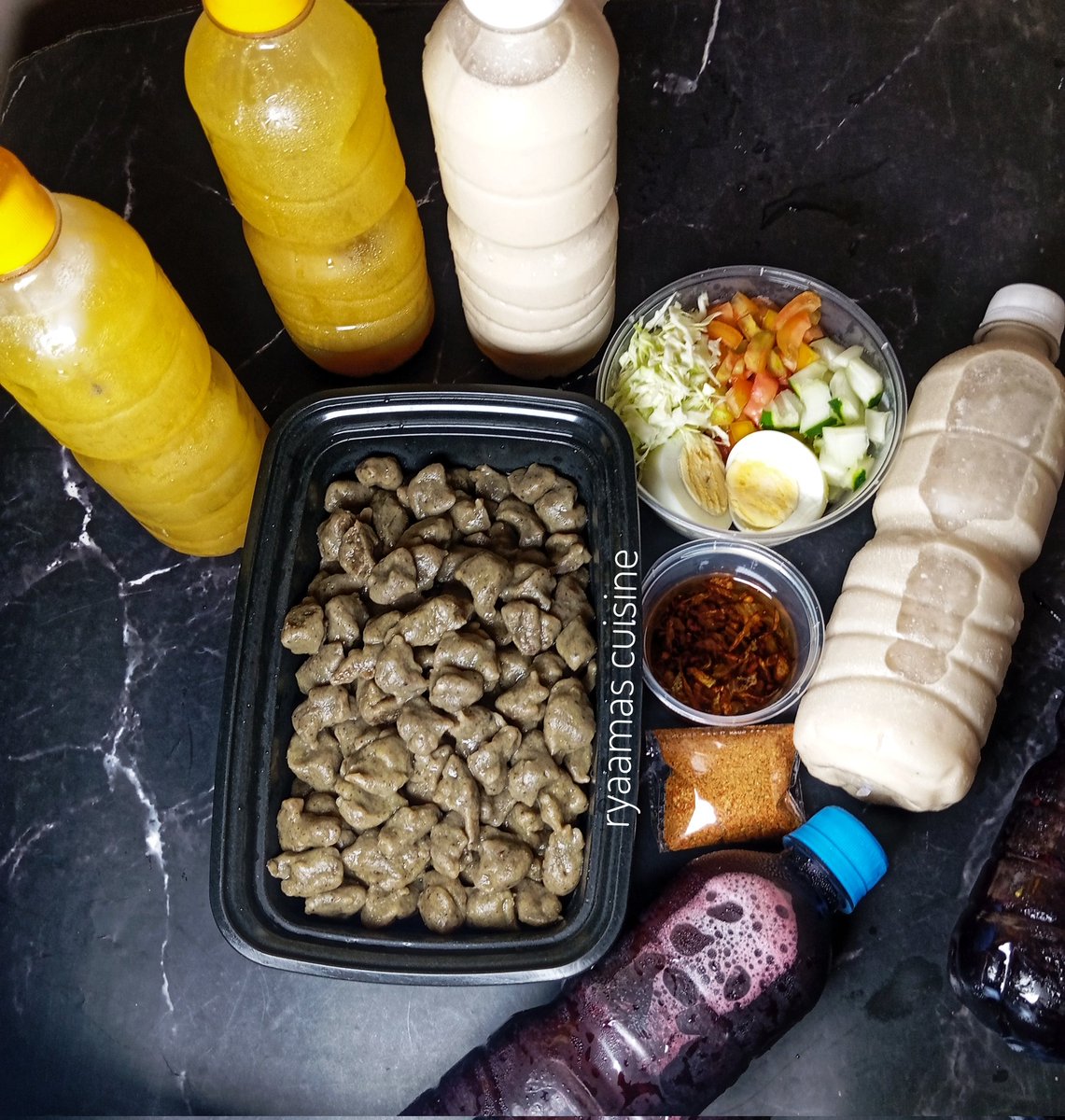 ryaamas's tweet photo. Cele Danwake 🤤🤤 3000 naira Tigernut just 1500 Pineapple Drink 1500 Fruity Zobo 1000 https://t.co/YTyPjGwxDs