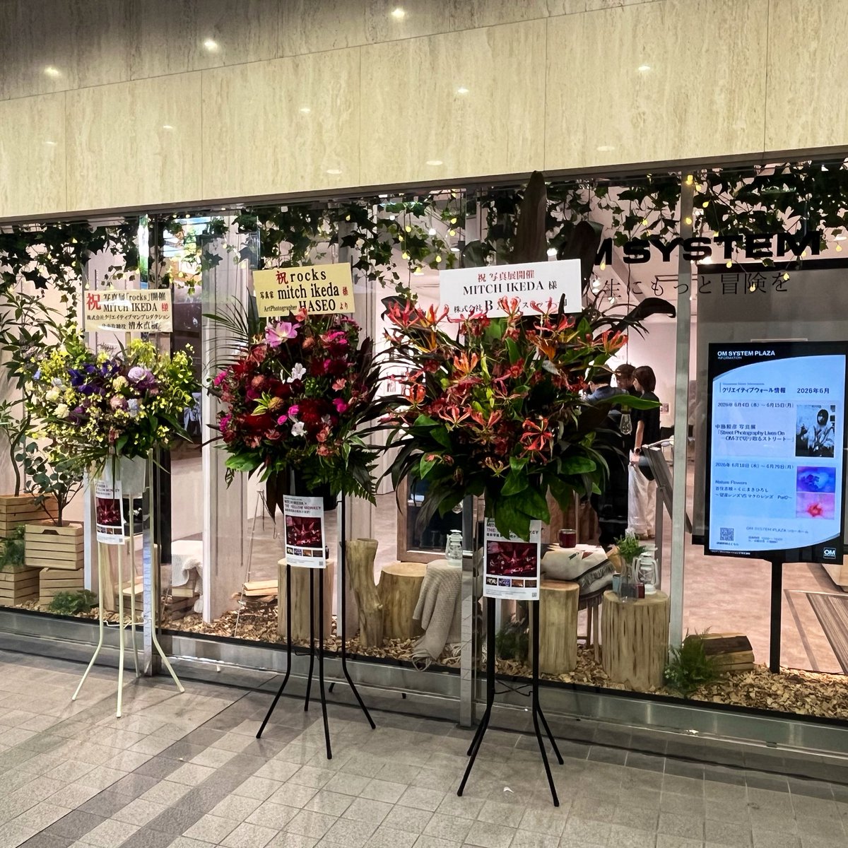 ogiryu's tweet photo. イエモン仲間と  #MITCHIKEDA 写真展 巡り！
「#rocks / a 50th milestone mitch ikeda photography exhibition」📷⟡.·
どの写真も素敵なんだけど、吉井さんの眼差しにｷﾞｭﾝてきた(´,,>ㅅ< )♡*.
#OMSYSTEMGALLERY https://t.co/m60qudfZH0
