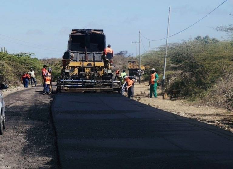 Elias_Cabeza's tweet photo. Plan Nacional de Asfaltado transforma vía Santa Ana-Moruy en Paraguaná https://t.co/0r3hWJCqLO