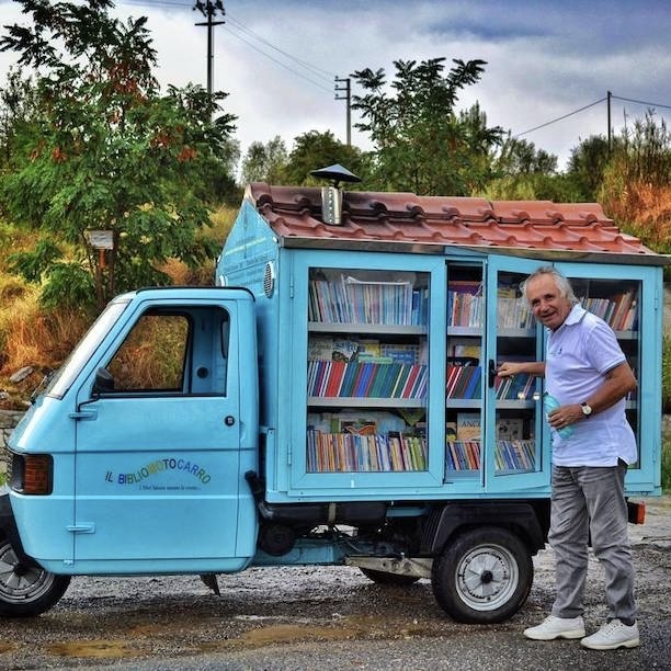 HopeMediaFR's tweet photo. 🇮🇹 Antonio La Cava, professeur à la retraite, a créé Bibliomotocarro : une mini-librairie ambulante pour faciliter l'accès aux livres pour les enfants qui vivent dans des villages reculés en Italie ! 📚 https://t.co/wuEQheIEGu