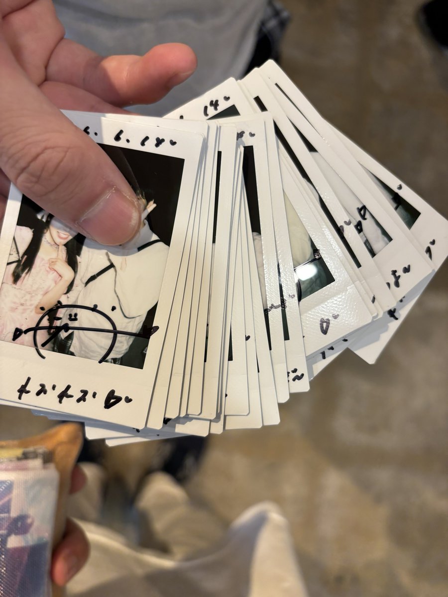 hamabo_cm's tweet photo. チェキの束抱えたままライブハウスから出てきてマジで有り得なかった https://t.co/1ZOJDLuNC6