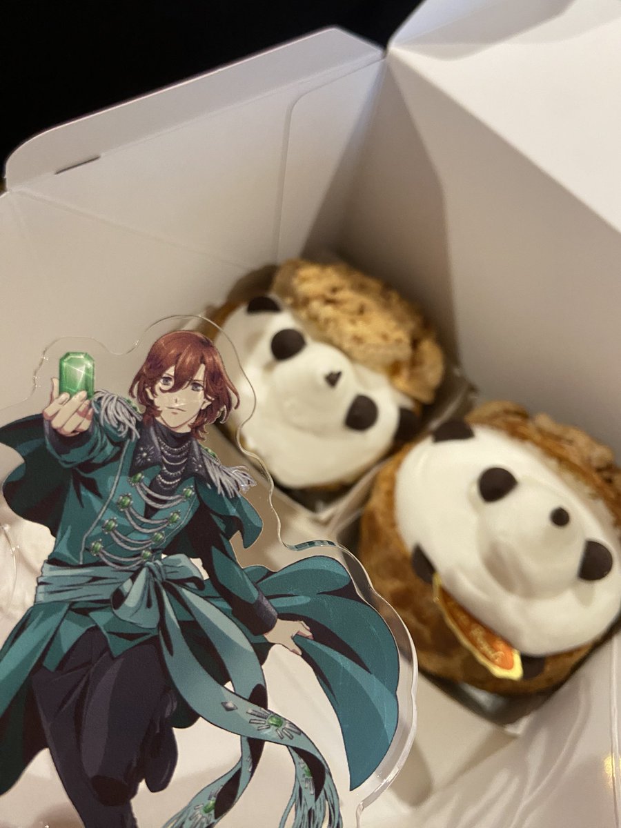 StoryAerm's tweet photo. ライビュ中、姉貴がサプライズで買ってきてくれた😭😭
ハーフテットナイトだよ〜😭💕
ちゃんと現実的に2個だけ買ってきてくれたのがすごく好き。2人だからね。
可愛いし美味しかった！上のシューがザクザクしててクリームすくいながら食べた💚❤️💜🩵 https://t.co/01I4xATF2T