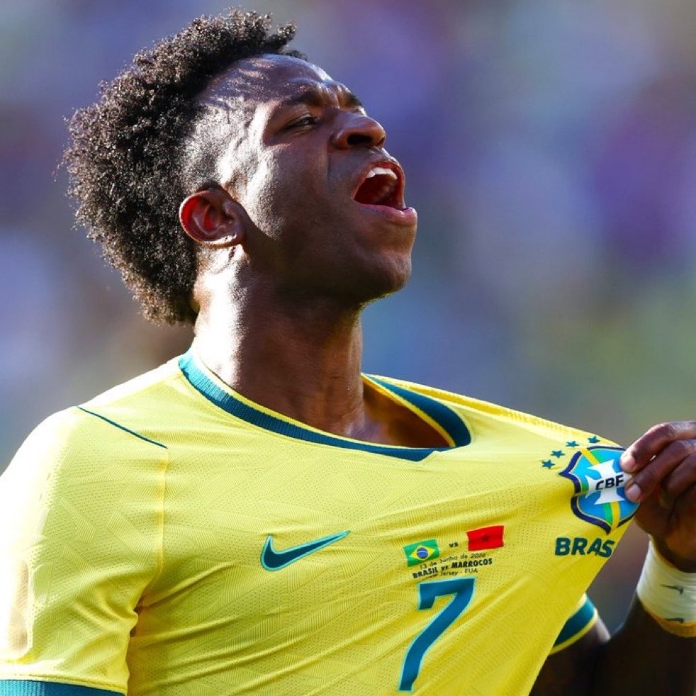 RMFC_team's tweet photo. Vinícius Jr. in World Cup + Copa América, since 2022:
9 games
4 goals
2 assists

Raphinha in World Cup + Copa América:
10 games
1 goal
0 assists

Guess which player is criticized for "doing nothing" on the national team. https://t.co/dW9pJP9NwB
