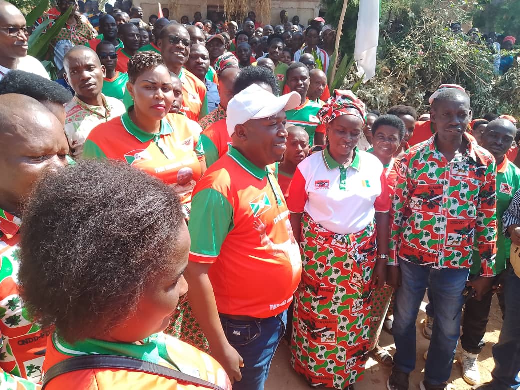 CnddFddGitega's tweet photo. 4/4 Umunyamabanga w'umugambwe @CNDDFDDGitega yabatekereye impanuro  asaba indongozi gushigikirana mu bikorwa,gukora uturima tw'igikoni,kwitanga cane mu bikorwa bibashikana ku mbonakazoza,kwimba za nyabarega bace baterako ivyamwa vy' amabungo no gutera amavoka @CnddFdd https://t.co/0Kaba1cTvW