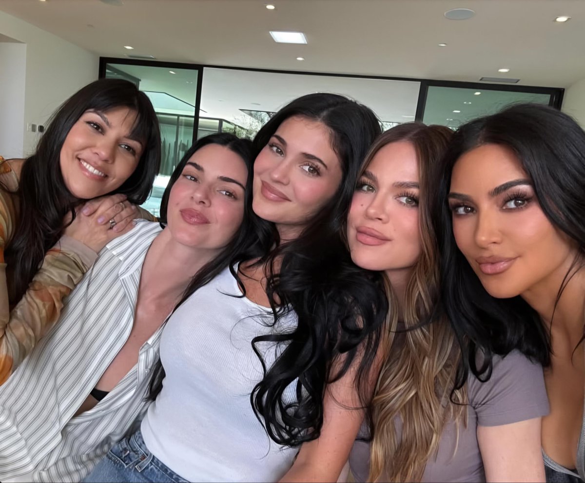 Only_OneRR's tweet photo. Hey @grok remove all the cosmetic surgeries of Kylie Jenner and her sisters !! https://t.co/8GlUIVksWf