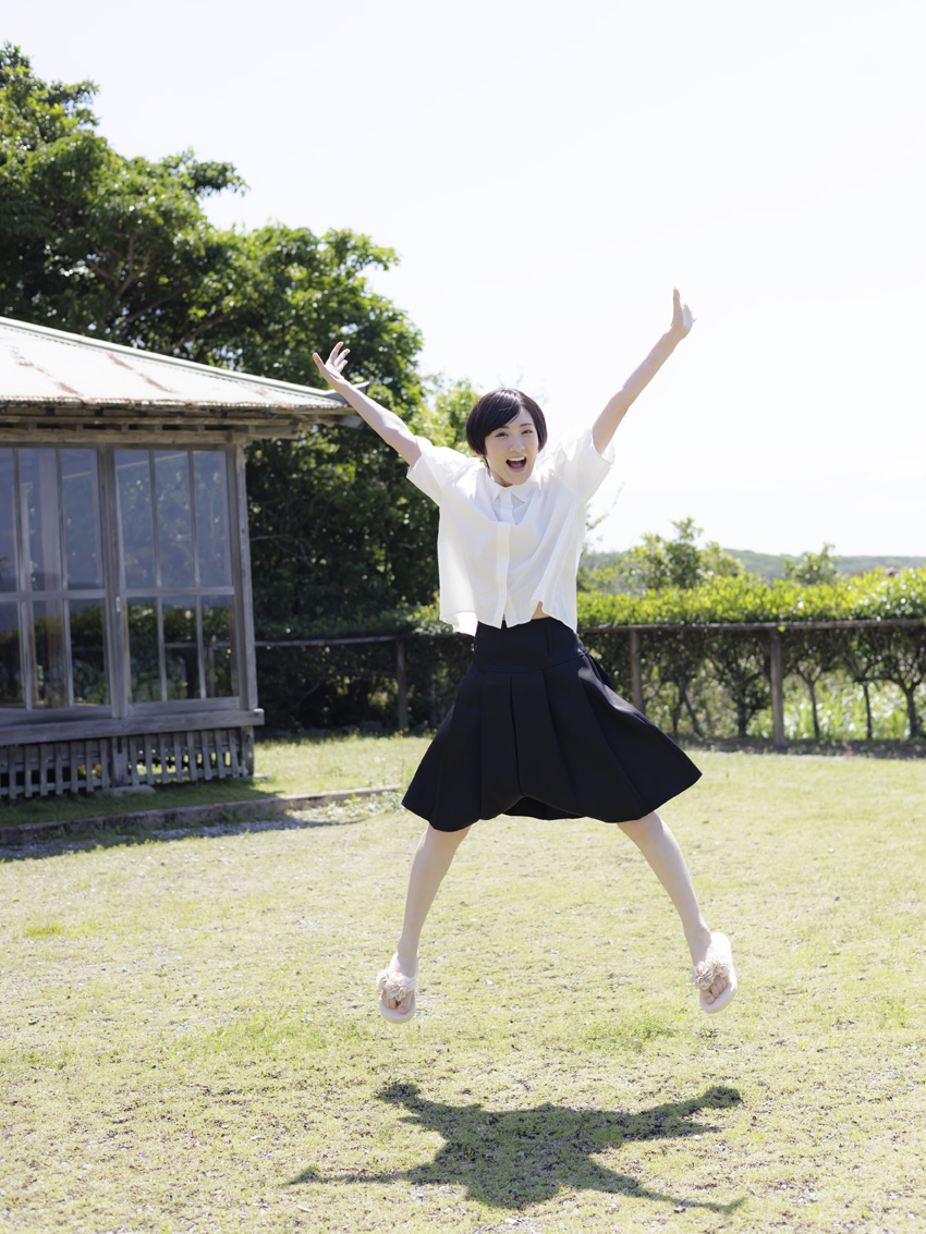 oricon's tweet photo. 生駒里奈、10年ぶり写真集が決定📷️
乃木坂46のデビューから15周年の節目

📖写真集の舞台は奄美大島🌴
https://t.co/8Bq12lurCj

#生駒里奈 https://t.co/nVm3M4XtPD
