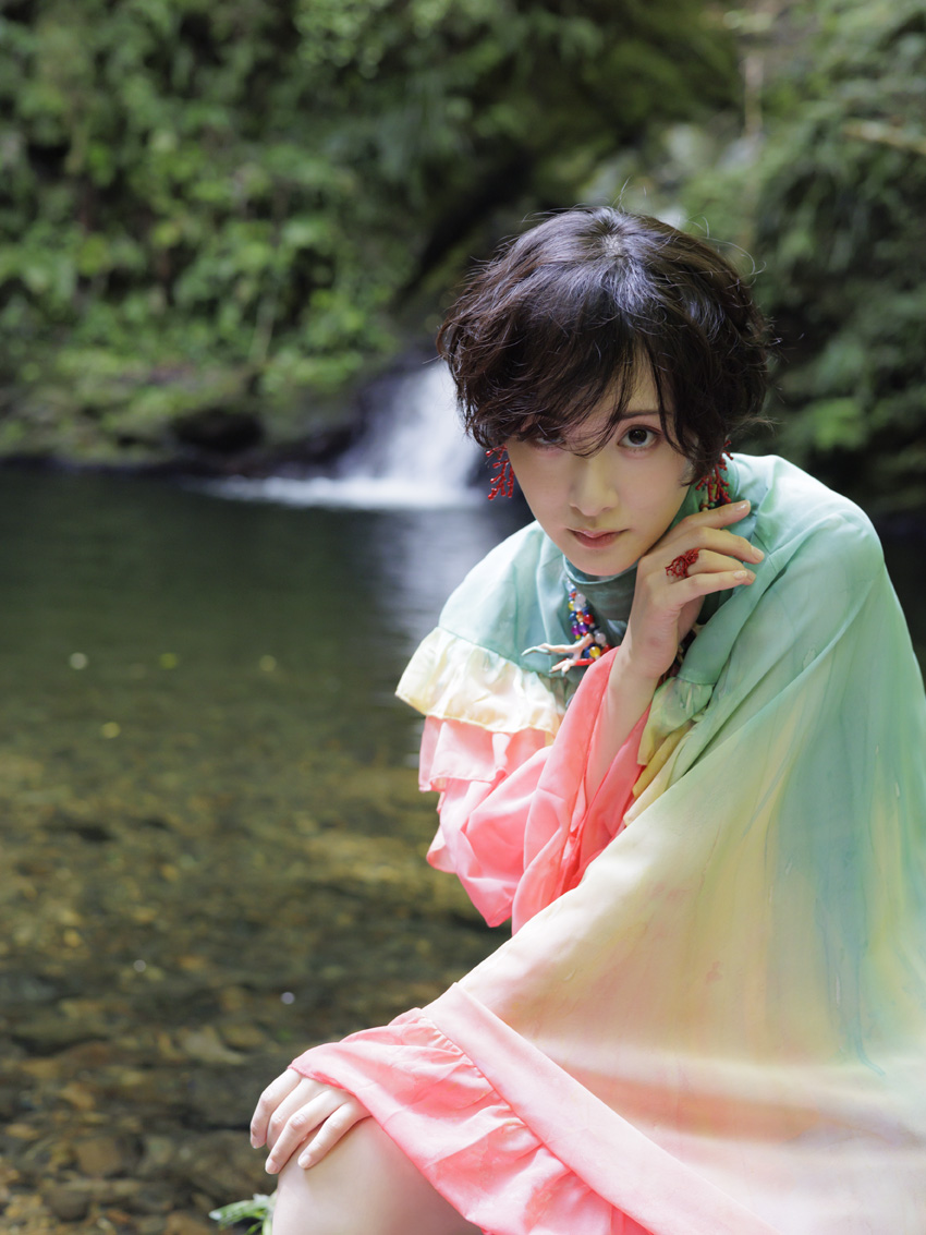 oricon's tweet photo. 生駒里奈、10年ぶり写真集が決定📷️
乃木坂46のデビューから15周年の節目

📖写真集の舞台は奄美大島🌴
https://t.co/8Bq12lurCj

#生駒里奈 https://t.co/nVm3M4XtPD