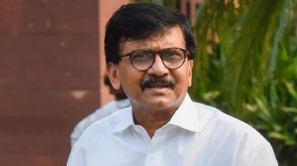 savedemocracyI's tweet photo. 🚨 ब्रेकिंग न्यूज —

शिवसेना प्रमुख उद्धव ठाकरे ने पार्टी में टूट की अटकलों के बीच आज सभी सांसदों के साथ बैठक की। 

इस बैठक के बाद राज्यसभा सांसद संजय राउत ने लिखा कि,

“ शिवसेना प्रमुख उद्धव ठाकरे ने आज मातोश्री में लोकसभा के सभी सांसदों के साथ महत्वपूर्ण बैठक की 

इस दौरान शिवसेना यूबीटी के सभी सांसद बैठक में शामिल हुए। 

1- अरविंद सावंत
2- अनिल देसाई 
3- संजय दीना पाटिल 
4- राजभाऊ बाजे 
5- ओमराजे निंबालकर 
6- भाऊसाहेब वाघचौरे 
7- नागेश अष्टिकार 
8- संजय देशमुख 

जबकि नौवें सांसद संजय बांदू जाधव से उद्धव ठाकरे ने फ़ोन कॉल पर बातचीत की 

इस बैठक में आदित्य ठाकरे भी मौजूद थे , इस दौरान सभी सांसदों ने एकजुट हो कर पार्टी के साथ खड़े रहने की बात कही। 

अब अफवाहों का बाजार बंद होना चाहिए ,,

ये सभी बातें राज्यसभा सांसद संजय राउत ने कही है।