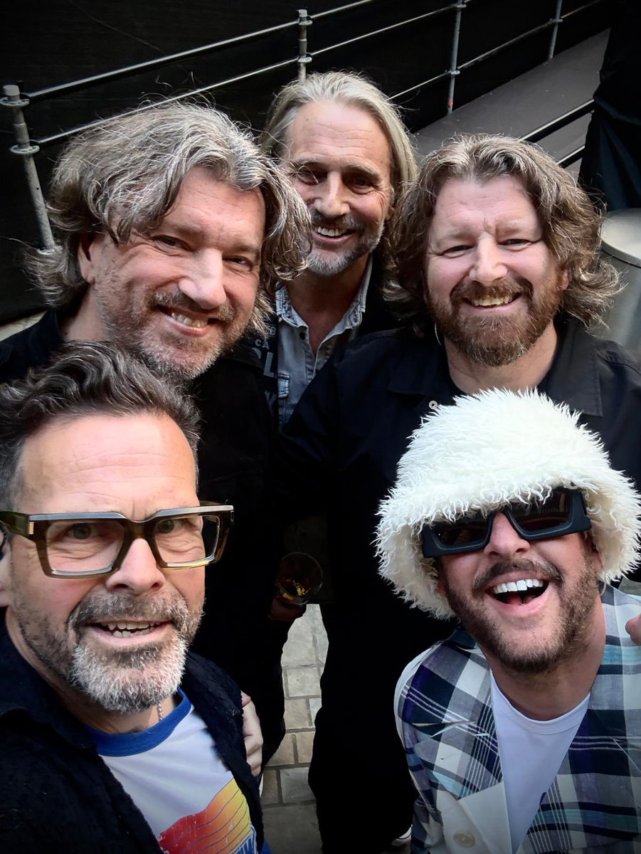 embrace's tweet photo. WHAT A GIG!!! EUPHORIC!!! Up there with the best we’ve ever done. Thanks to every single one of you for truly singing your hearts out !!! Please leave any pics and memories of the day below. 

🧵 https://t.co/PgLm9PcR8L