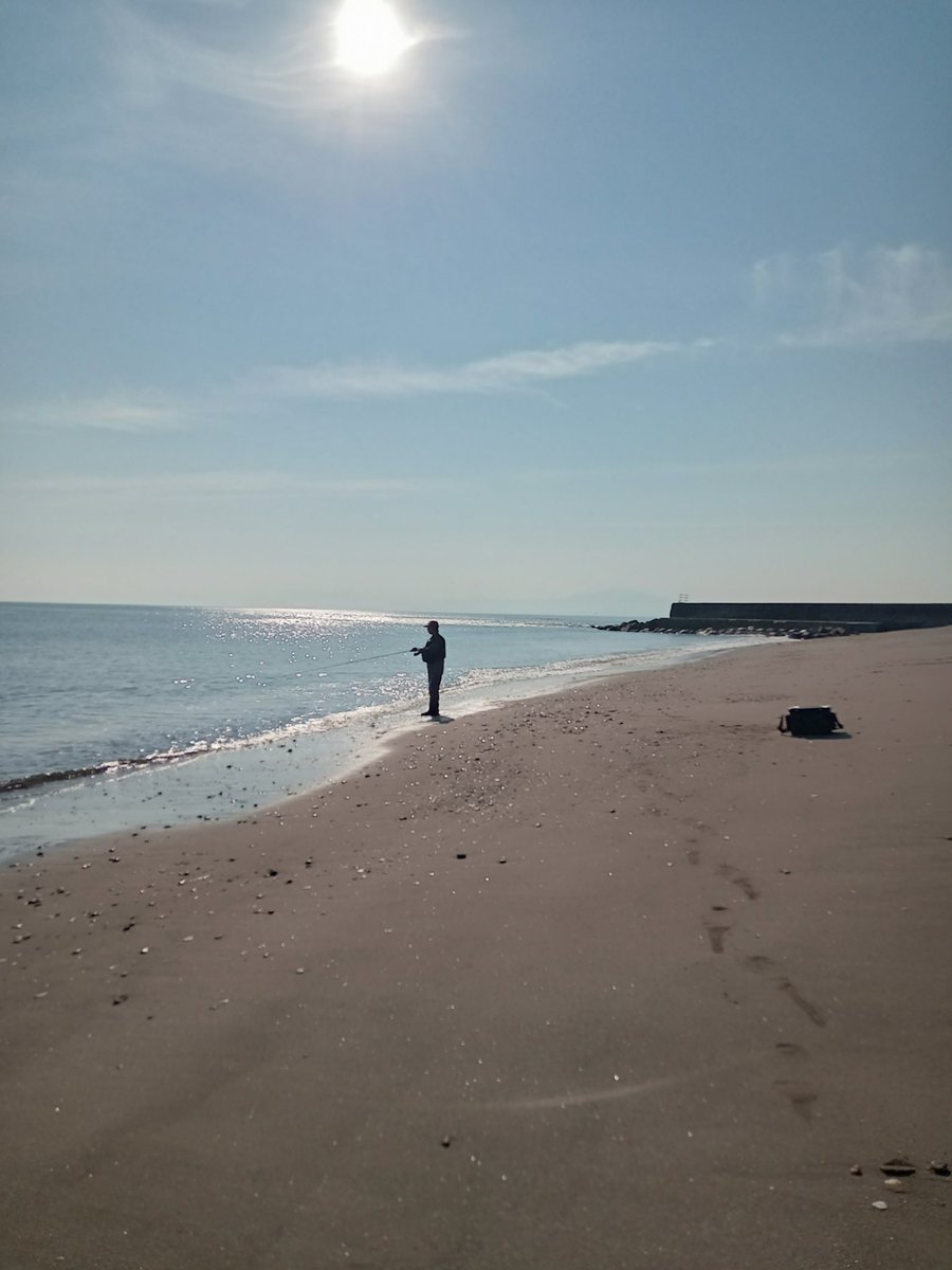 akki_fishing's tweet photo. 今日は泊まりがけで◯浜に海アメ海サクラをしにきたけどサクラマスどころかアメマスすら釣れない😭後車中泊してみて浜辺だと意外とまだ寒かった😅
#海アメマス
#海サクラマス
#車中泊 https://t.co/9ym6wUG6X2