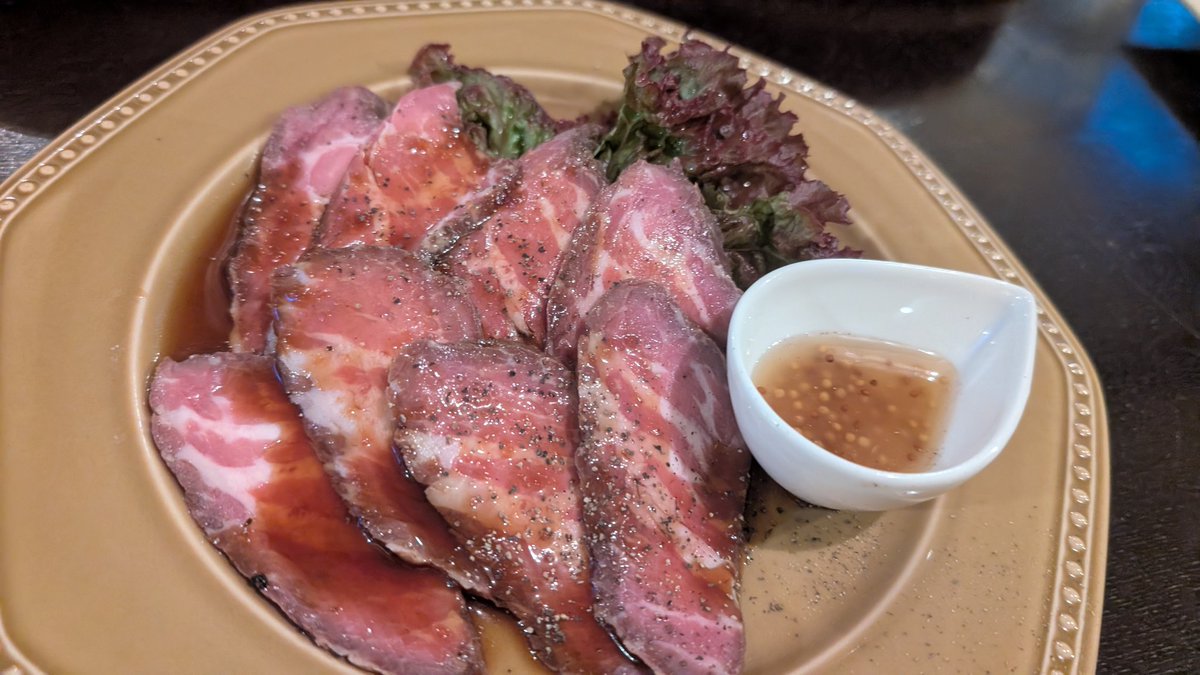 IcdJi3iJ43B46xy's tweet photo. 久しぶりのディナーに来ちゃった🚗
本日のディナー頂きました😊
美味しいよね🙆‍♂
今日は奮発してローストビーフ！
この味は！うまいのひと言👍
皆に食べてもらいたいよ〜
神谷さー！今日も美味しいご飯ありがとうね〜
@sunpluscafe https://t.co/CPMdrvIAnn