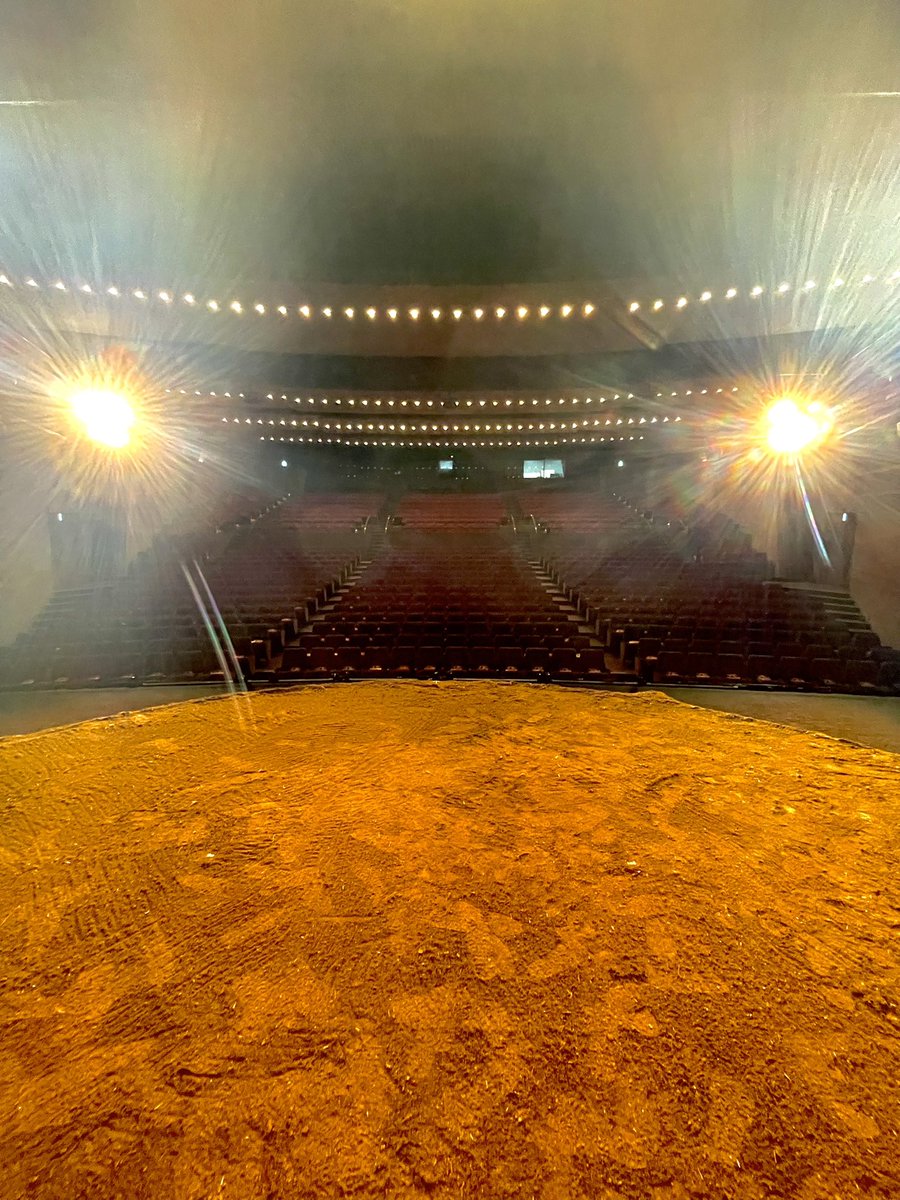 kanosyohei's tweet photo. 🚄【#リア王 】👑

大阪公演
#梅田芸術劇場 での千秋楽迎えました

最後まで素敵な劇場さんでした
お客さんのエネルギーもまあ大きい

カーテンコールで思わず鋼太郎さんが挨拶
してしまうほど。
しかもそれもめっちゃウケてた

ご来場ありがとうございました😊
#蔵原健 あにきもニッコリ https://t.co/gaPULqiO68