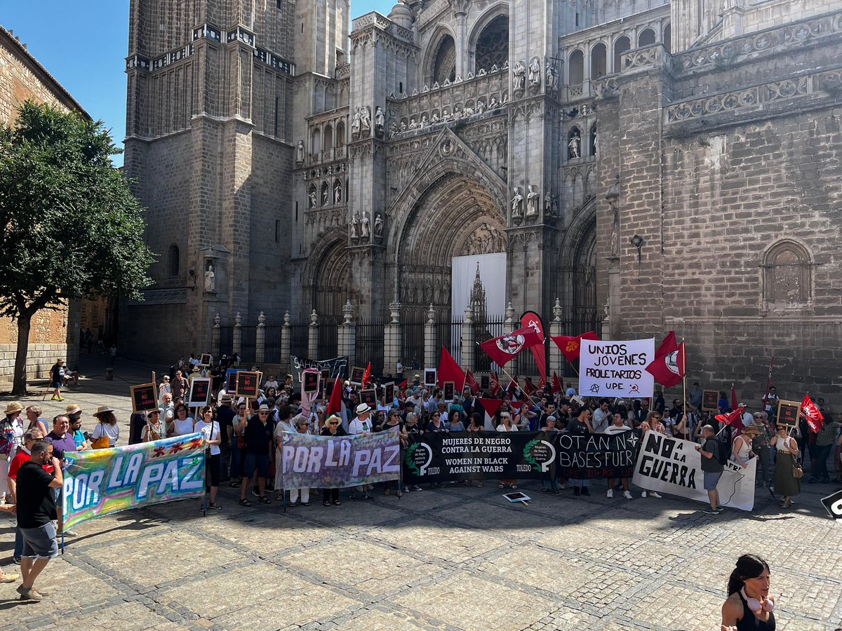 psoe_toledoayto's tweet photo. Cinco marchas han confluido hoy en #Toledo para gritar una vez más #NOaLaGuerra

🗣️ Un mensaje claro y compartido: rechazo a los conflictos armados y defensa del diálogo frente a la escalada de violencia en el mundo.

El PSOE no podía faltar a esta cita por la paz/♥️ https://t.co/XRnkIOXp3E