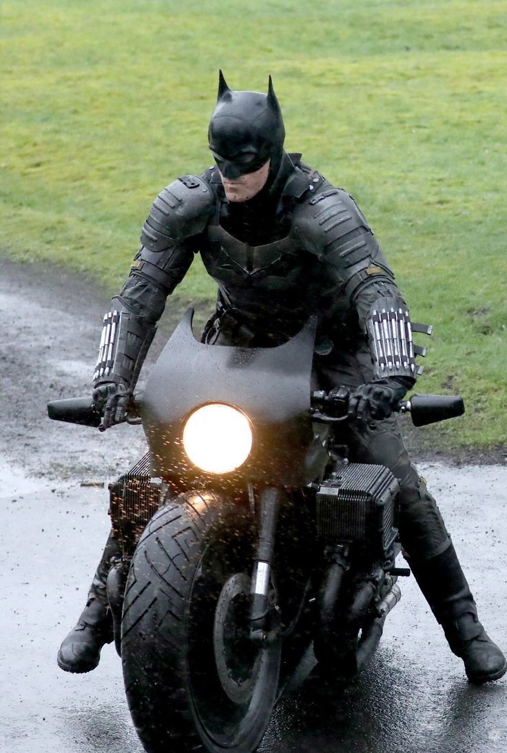 Divulgish's tweet photo. Gotham's Dark Knight is officially back on set.
The Batman Part 2 has begun filming, with director Matt Reeves sharing the first behind-the-scenes photo on Friday, captioned "#FirstShot #TheBatmanPart2... Here We Go."
Thread 👇 https://t.co/JyoxiARcF1