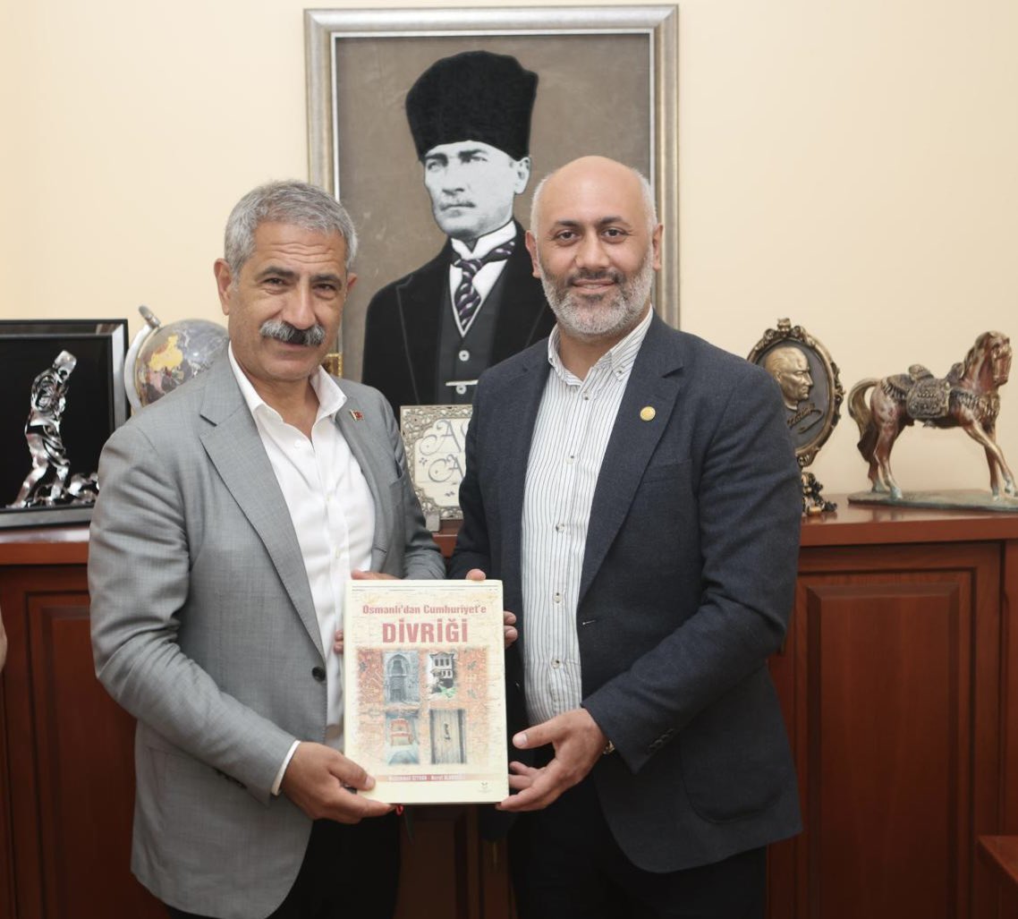 cihanerdo's tweet photo. Adalar Belediye Başkanı sayın Ali Ercan Akpolat’ı makamında, derneğimizin kadın kurulu ile birlikte ziyaret ettik.

Adalarda çocuklardan gençlere, kadınlardan emekçilere herkes için çalışan başkana, hoş sohbeti ve misafirperverliği için teşekkür ediyoruz.

@ErcanAkpolat1 @adalarbld 

@dvrgkltr