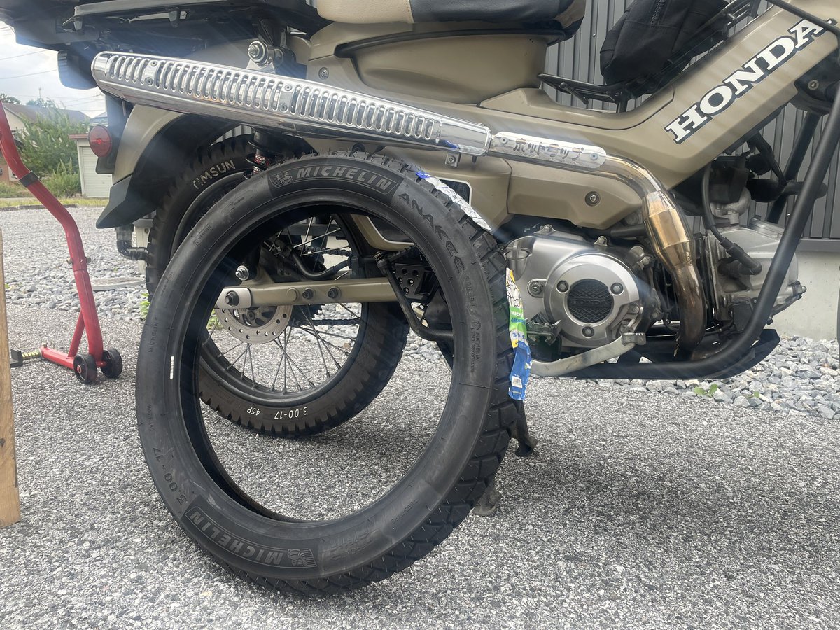 BlueMon00525681's tweet photo. 夏のロンツー(行けるかどうかはおいといて)に備えてタイヤをミシュランのアナキーストリートに交換👍
価格も少し高いけど、ノーマルのIRCの上位互換的な感じでお気に入り✨
あと、とうとうお漏らしを発見😭
とりあえず部品頼まないとだ…
#CT125
#ハンターカブ https://t.co/TI2c3NQrDl