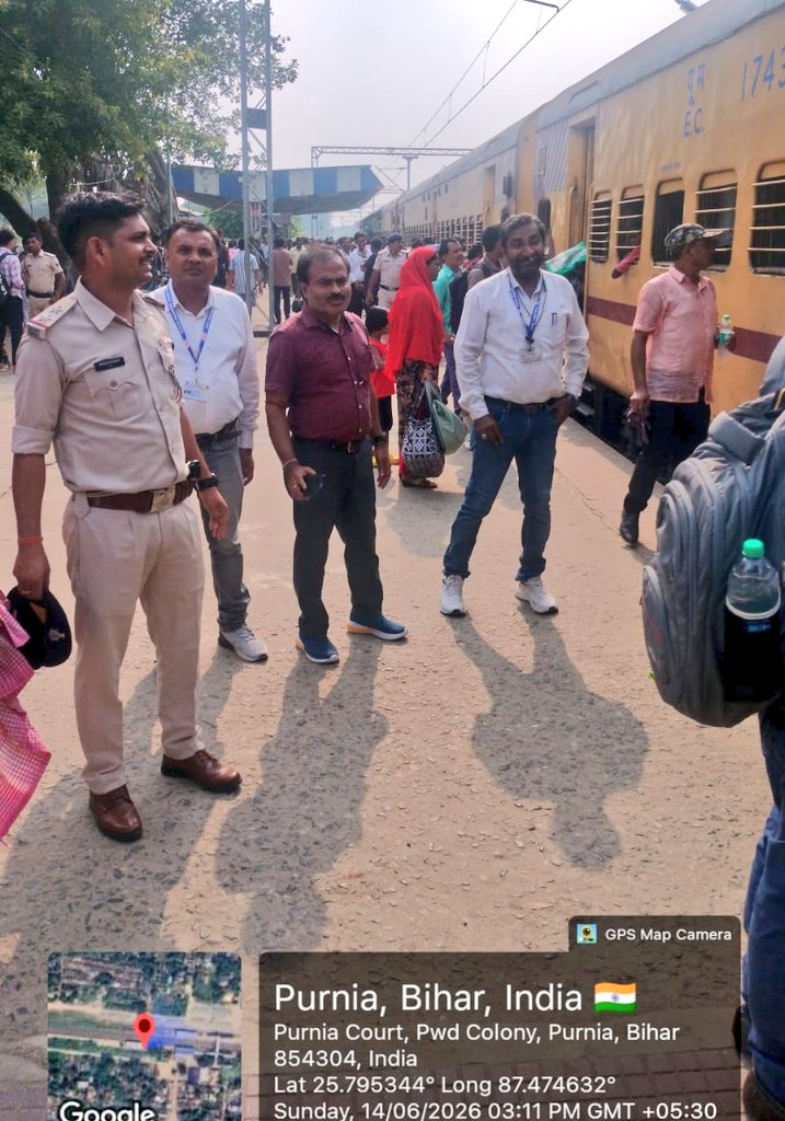 spjdivn's tweet photo. 🚆 पूर्णिया कोर्ट स्टेशन पर परीक्षा में शामिल होने वाले अभ्यर्थियों एवं अन्य यात्रियों को रेल कर्मियों द्वारा परीक्षा विशेष ट्रेनों के संबंध में आवश्यक जानकारी एवं दिशा-निर्देश प्रदान किए गए, जिससे उनकी यात्रा सुगम एवं व्यवस्थित हो सके।
#Safetyfirst #Railkarmayogi 
#Railmadad https://t.co/QKXZjTTn9y