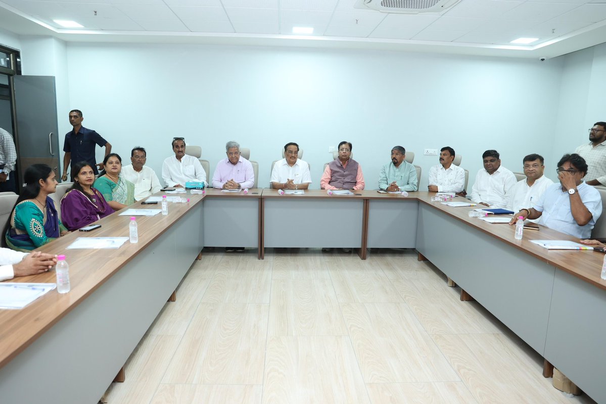 CRPaatil's tweet photo. નવસારી સ્થિત GMERS મેડિકલ કોલેજની મુલાકાત દરમિયાન સંસ્થાની તબીબી, શૈક્ષણિક અને સંશોધન સંબંધિત વિવિધ પ્રવૃત્તિઓની જાણકારી મેળવી તેમજ ઉપલબ્ધ સુવિધાઓનું નિરીક્ષણ કર્યું.

વિકસિત ભારતના નિર્માણમાં ગુણવત્તાસભર આરોગ્યસેવાઓ અને સશક્ત તબીબી શિક્ષણ વ્યવસ્થા અત્યંત મહત્વપૂર્ણ છે. સમાજના અંતિમ વ્યક્તિ સુધી ઉત્તમ આરોગ્યસેવાઓ પહોંચે અને ભાવિ તબીબોને આધુનિક સુવિધાઓ સાથે શ્રેષ્ઠ શિક્ષણ પ્રાપ્ત થાય તે માટે આવી સંસ્થાઓની ભૂમિકા નોંધપાત્ર છે.

આ પ્રસંગે સાંસદ અને લોકસભા દંડક ડૉ. સંજય જયસ્વાલજી, ગુજરાત સરકારના મંત્રીશ્રીઓ, જનપ્રતિનિધિઓ, તબીબો તથા વિદ્યાર્થીઓ ઉપસ્થિત રહ્યા. 

🇮🇳🏥 #GMERS #Navsari #Healthcare #MedicalEducation #ViksitBharat